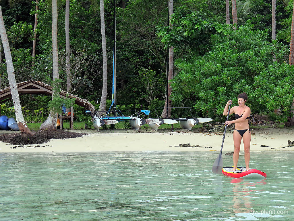 Amy tries a SUP diving Uepi at the lagoon in the Solomon Islands by Diveplanit