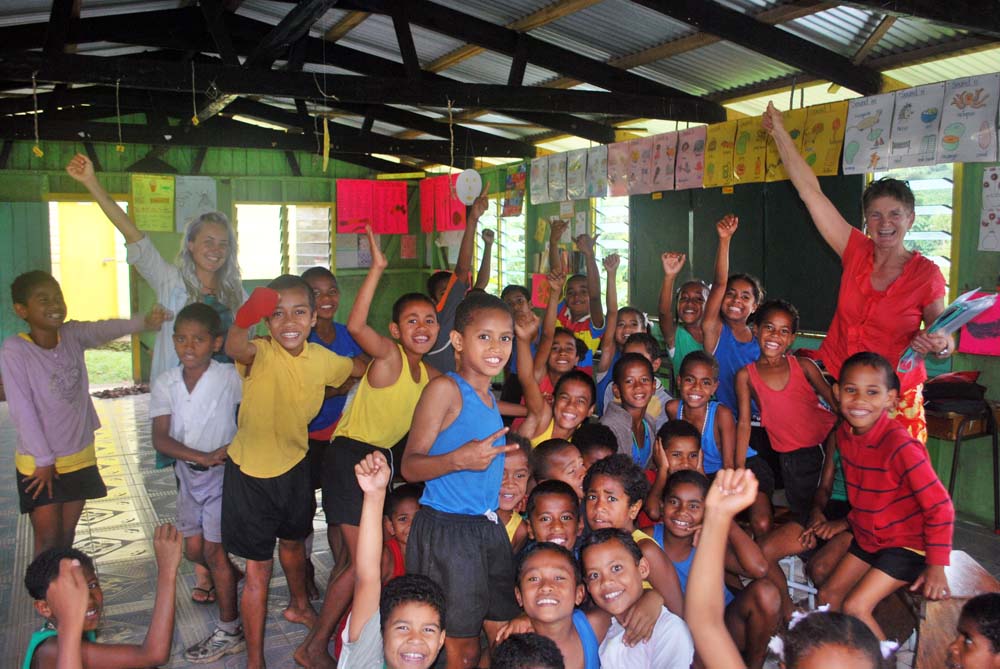 School kids cheer for plastic free Fiji, Fast Track Fiji