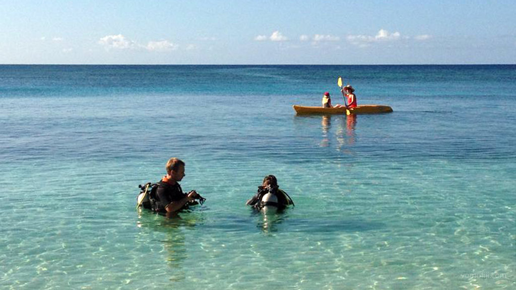 Learn to dive just off the beach diving Vomo with Vomo Island Resort PADI dive centre in the Fiji Islands by Diveplanit