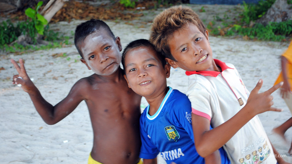 Kids in the Bajau village with diving Sabah with Scuba-Junkie at Mabul Sabah Malaysia by Diveplanit