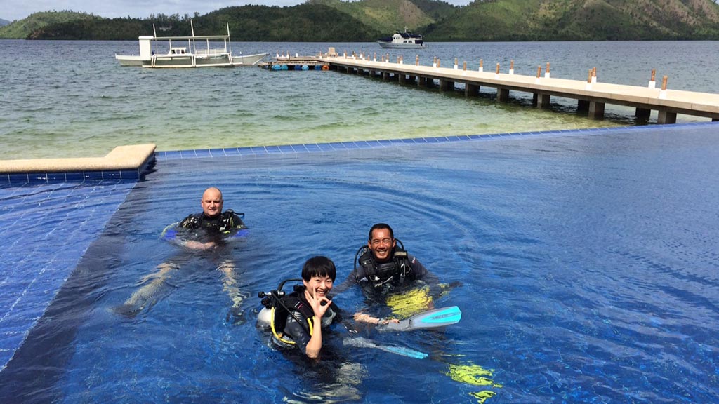 Training in the pool diving Palawan with the Dugong Dive Center in the Philippines by Diveplanit