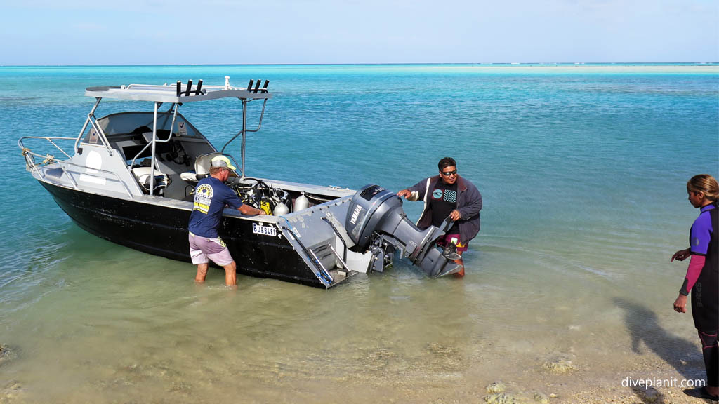 Launching the boat diving Aitutaki with Bubbles Below Dive Centre in the Cook Islands by Diveplanit
