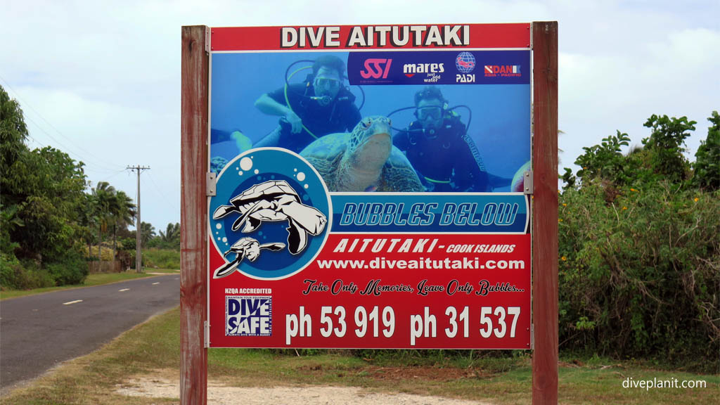 Bubbles Below signage diving Aitutaki with Bubbles Below Dive Centre in the Cook Islands by Diveplanit