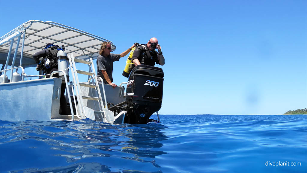 Sasha guides his guest on Dive Time diving Rarotonga with The Big Fish Dive Centre in the Cook Islands by Diveplanit
