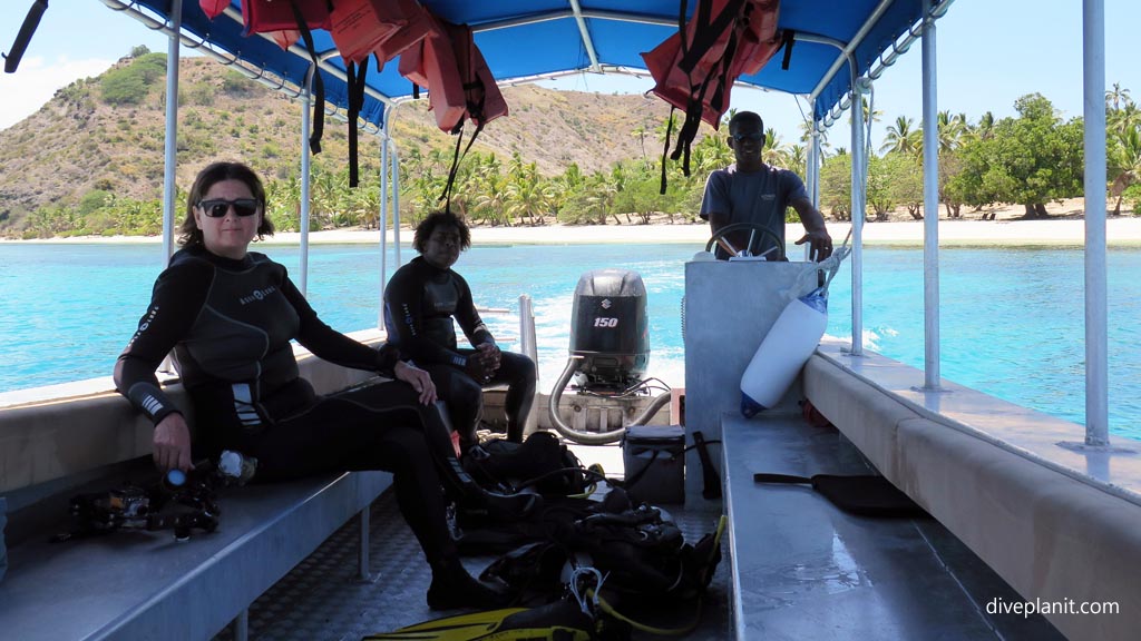 The spacious dive boat diving Vomo with Vomo Island Resort PADI dive centre in the Fiji Islands by Diveplanit