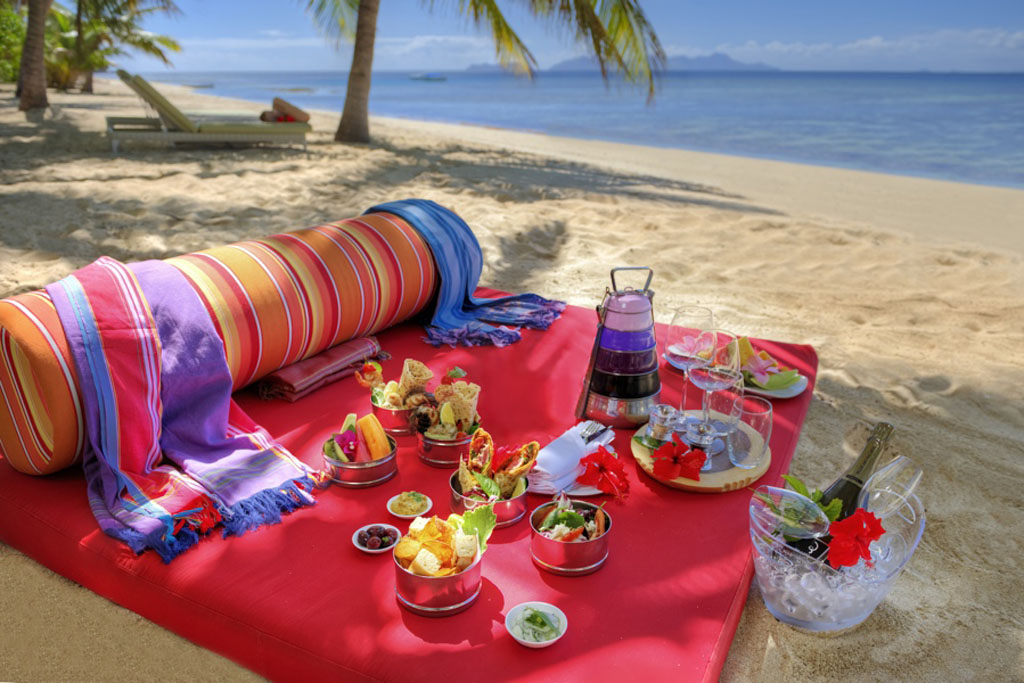 VOMO Island Resort Beach Picnic lunch