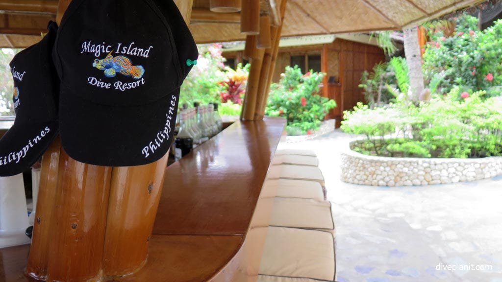 9600 Happy hour at the ocean view bar at Panagsama diving Moalboal Cebu Philippines DPI 9600