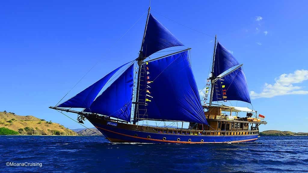 Liveaboard diving intensive scuba diving Moana-Cruising-Komodo-Indonesia Mo22 Diveplanit Cornerstone