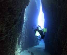 Single diver in the slot diving leru cut in the russell islands aboard mv taka solomon islands diveplanit feature