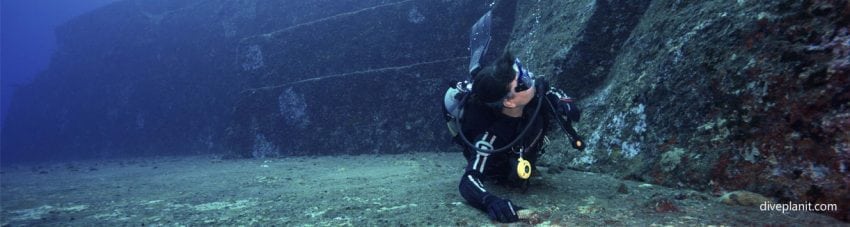 Diver on ruins at yonaguni diving yonaguni okinawa japan diveplanit banner