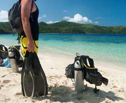 Diver on beach with equipment diving barefoot manta with barefoot manta at yasawa islands fiji islands diveplanit feature
