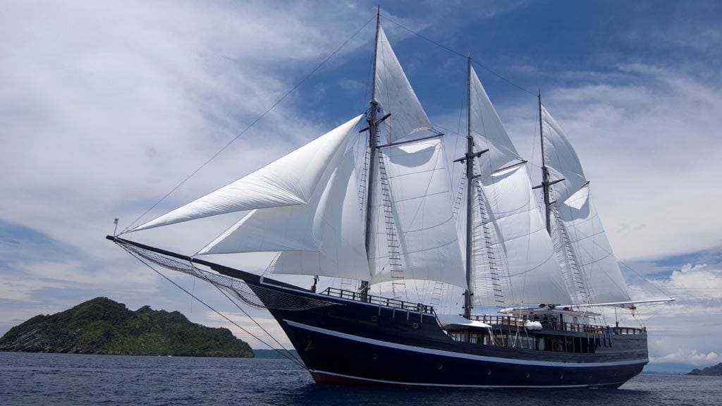 Dewi Nusantara Liveaboard cruising Raja Ampat Komodo Dewi Nusantara Liveaboard cruising Raja Ampat Komodo