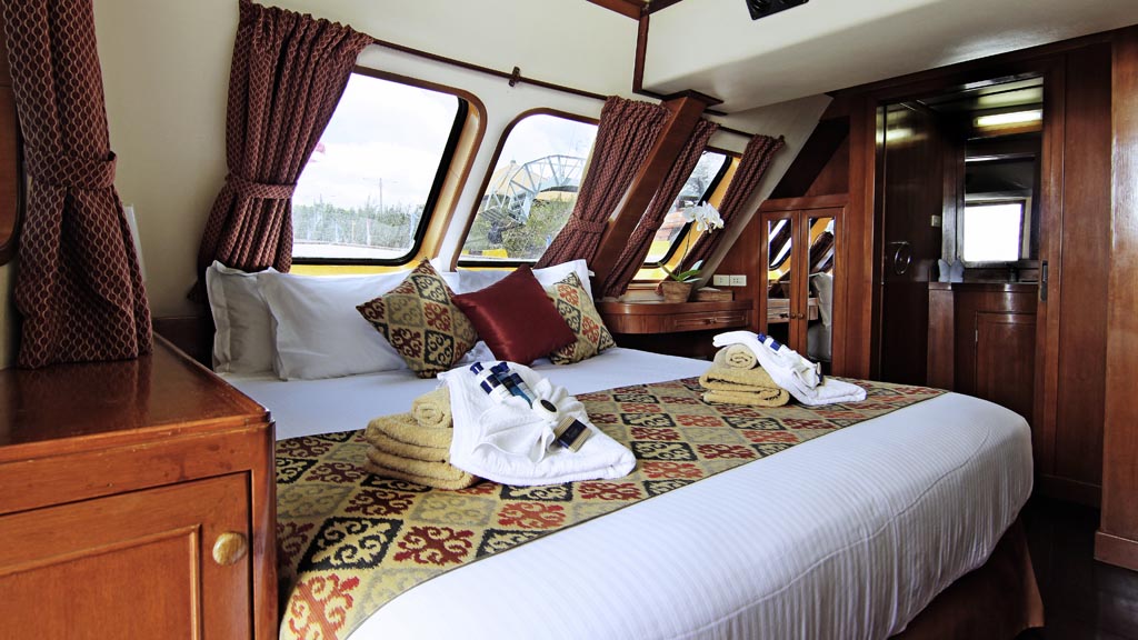 Mermaid 1 liveaboard master cabin | king double bed, en suite bathrooms, refrigerators and panoramic sea view windows