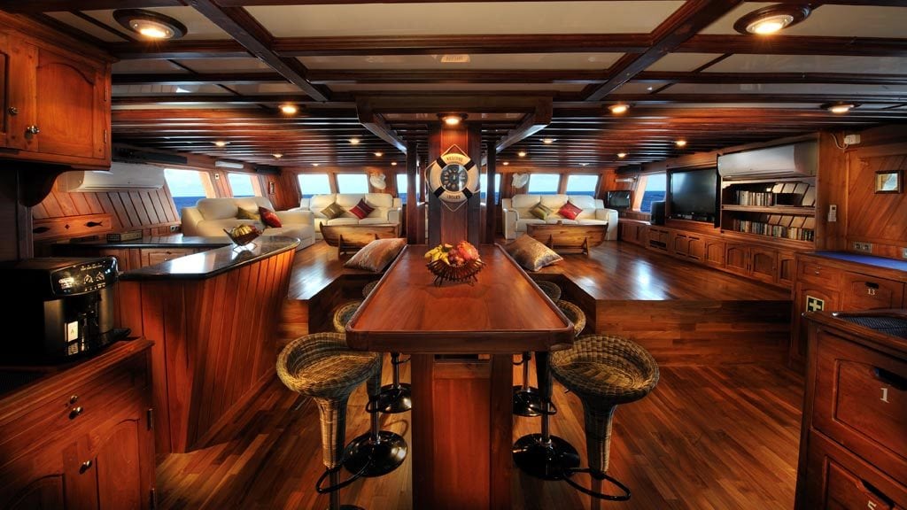 S/Y Palau Siren – luxury phinisi schooner liveaboard in Palau-lounge
