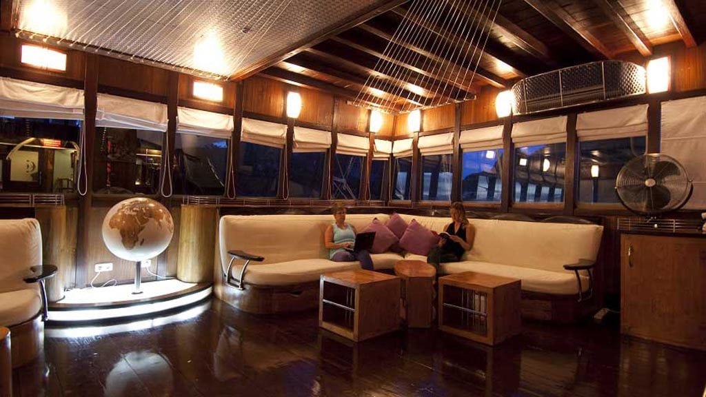 Dewi Nusantara Liveaboard cruising Raja Ampat, Komodo-Indonesia-lounge