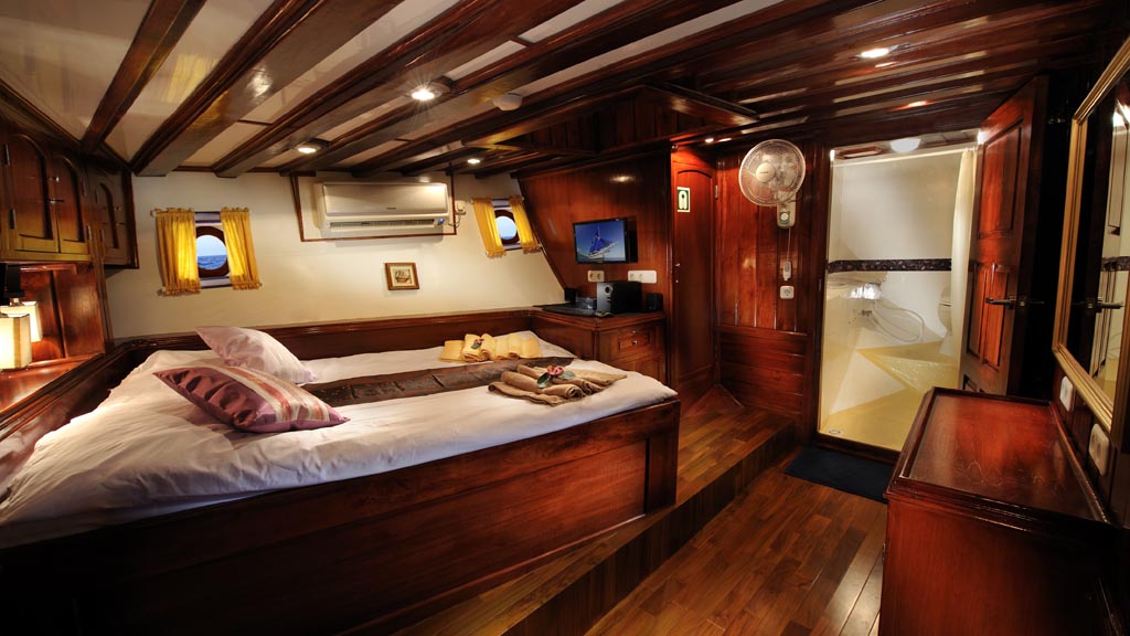 The Indo Siren liveaboard is a more-than comfortable traditional Phinisi schooner offering a great variety of 10 night itineraries in Komodo and Raja Ampat