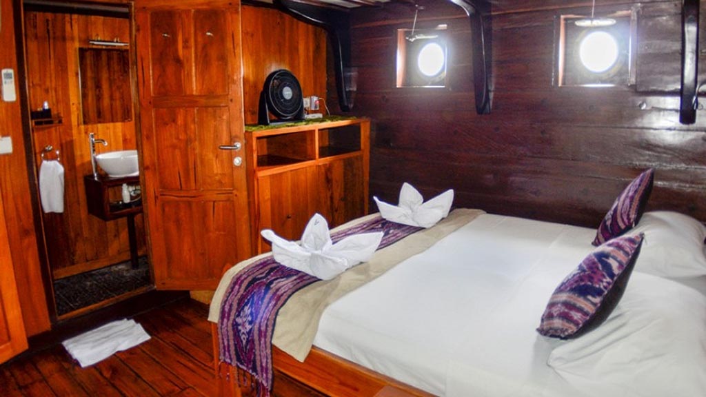 Amira liveaboard komodo raja ampat indonesia double cabin