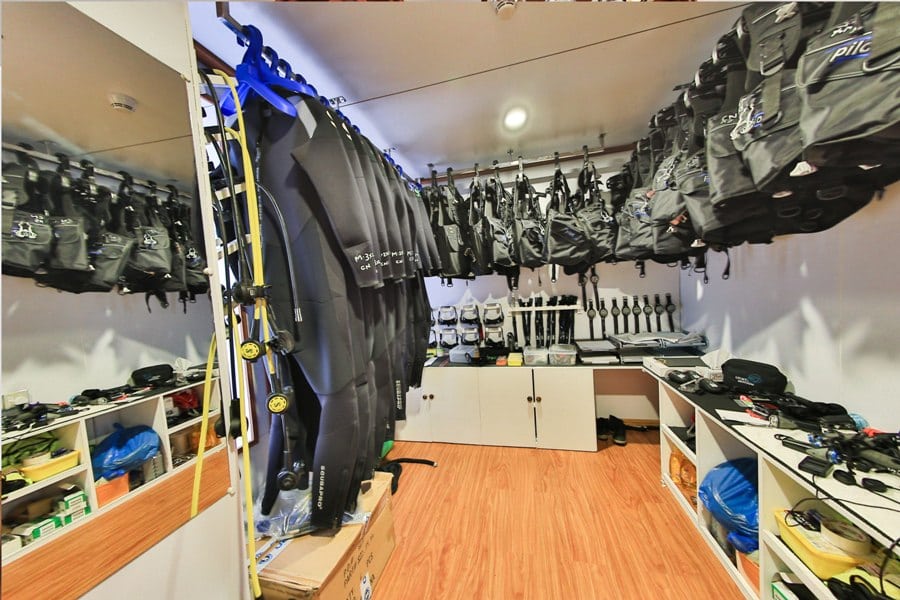 Carpe Novo Liveaboard, luxury liveaboard diving in the Maldives-Dive-equipment-room