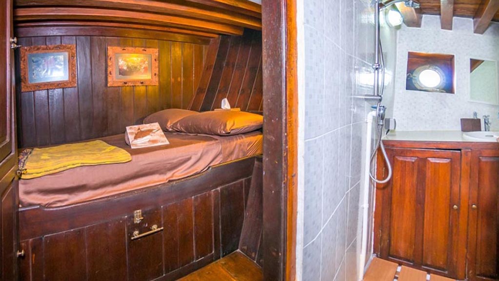 Ondina liveaboard | double cabin showing sleeping area and en suite bathroom