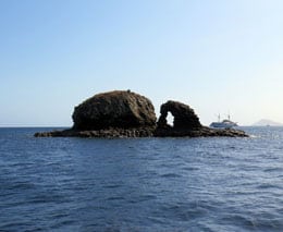 Hole in the rock at batu bolong komodo diving flores indonesia diveplanit feature