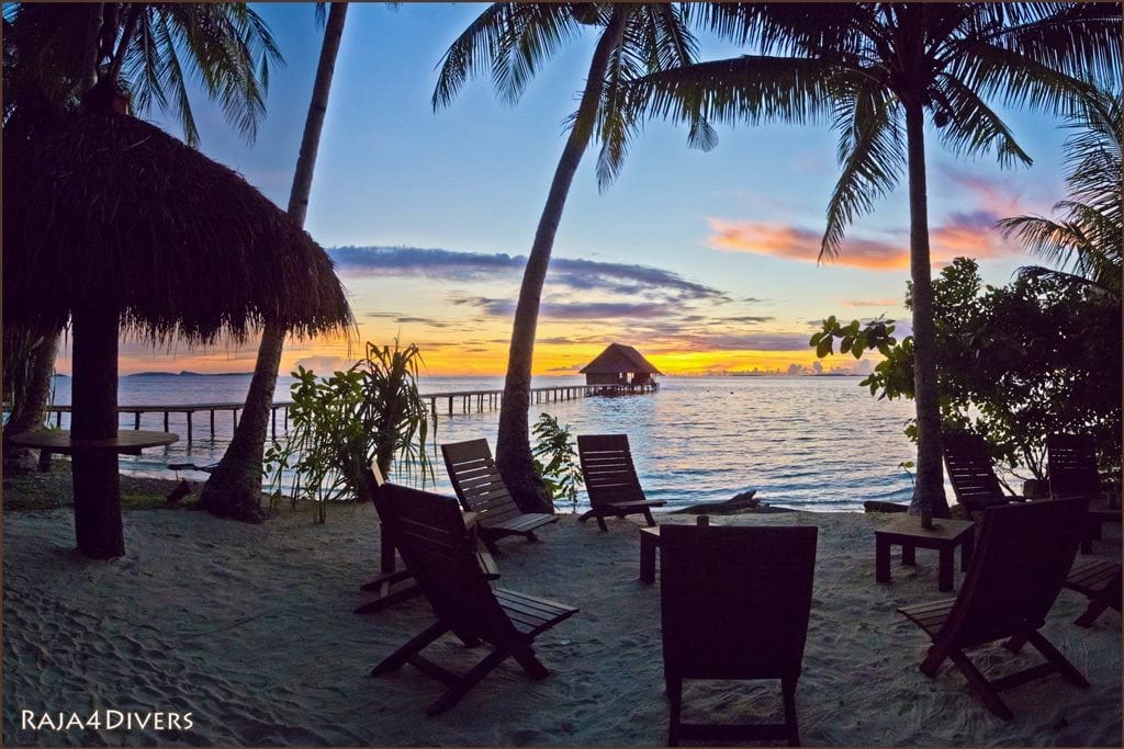 10-Raja 4 Divers Pulau Pef Raja Ampat Indonesia Sunset-Lounge-5