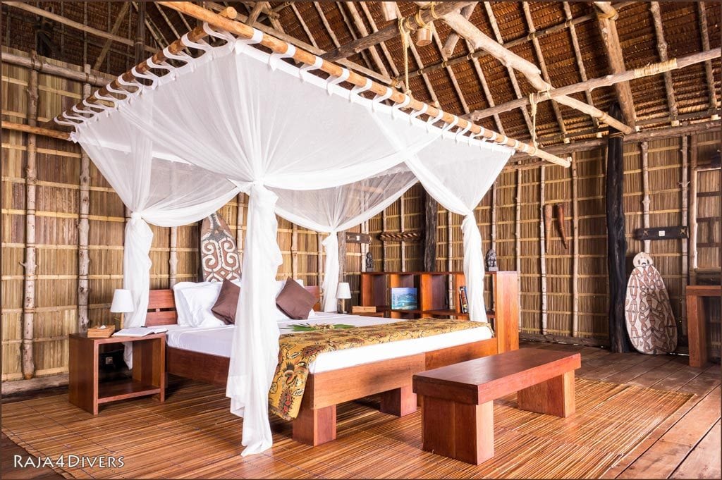 8-Raja 4 Divers Pulau Pef Raja Ampat Indonesia Kingsize-Bed-2