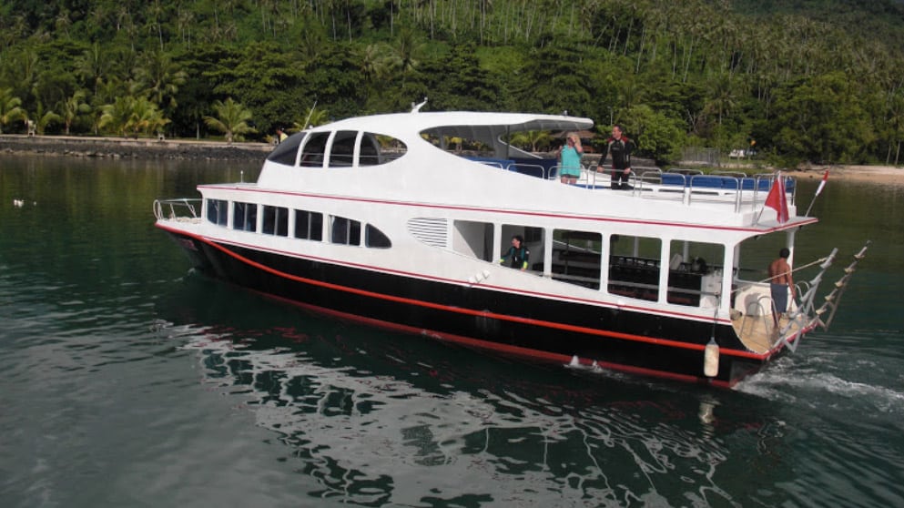 10 Tasik Divers at Tasik Ria Resort Manado North Sulawesi Indonesia boat