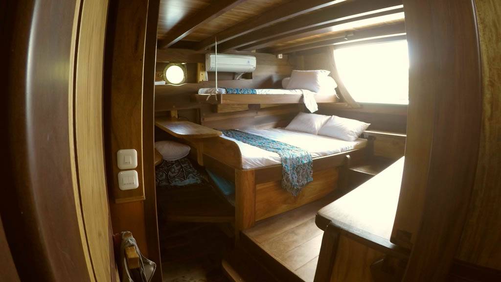 Teman liveaboard | flores, on the back of the boat, has a double bed and a bunk bed with a direct access to the stern skirt