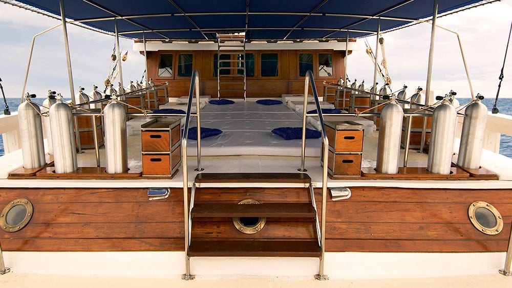 The phinisi liveaboard thailand and phinisi liveaboard myanmar dive deck