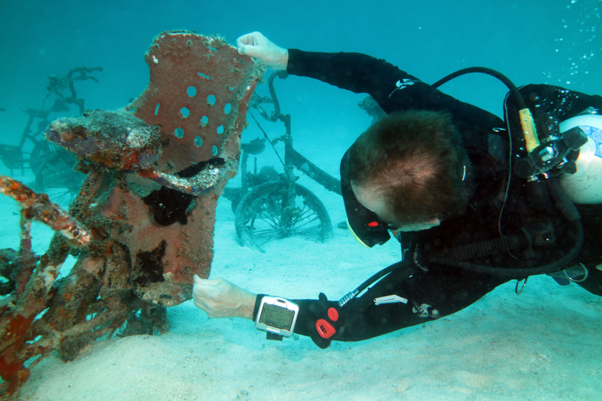 PADI CEO Dr Drew Richardson diving with frogfish underwater pushbike park LUX Resort South Ari Atoll Maldives_credit Diveplanit__5305