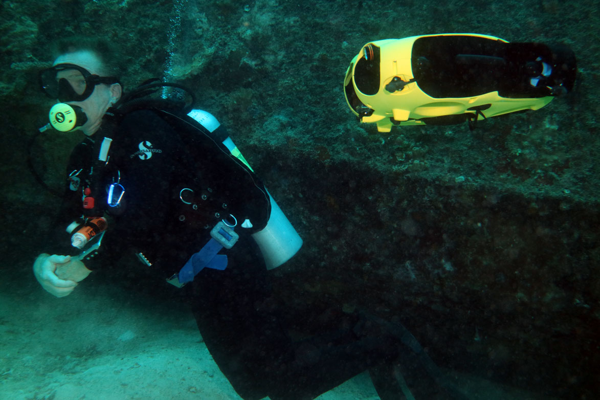 PADI CEO Dr Drew Richardson diving with iBubble drone LUX Resort South Ari Atoll Maldives_credit Diveplanit_5295