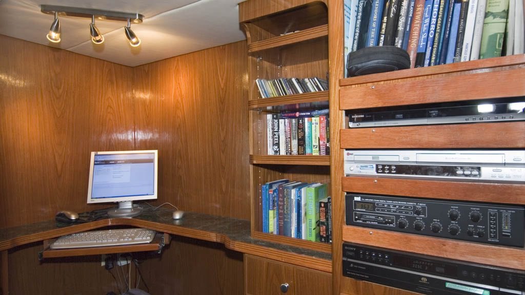Solmar V classic liveaboard Socorro & Guadalupe Islands-computer room
