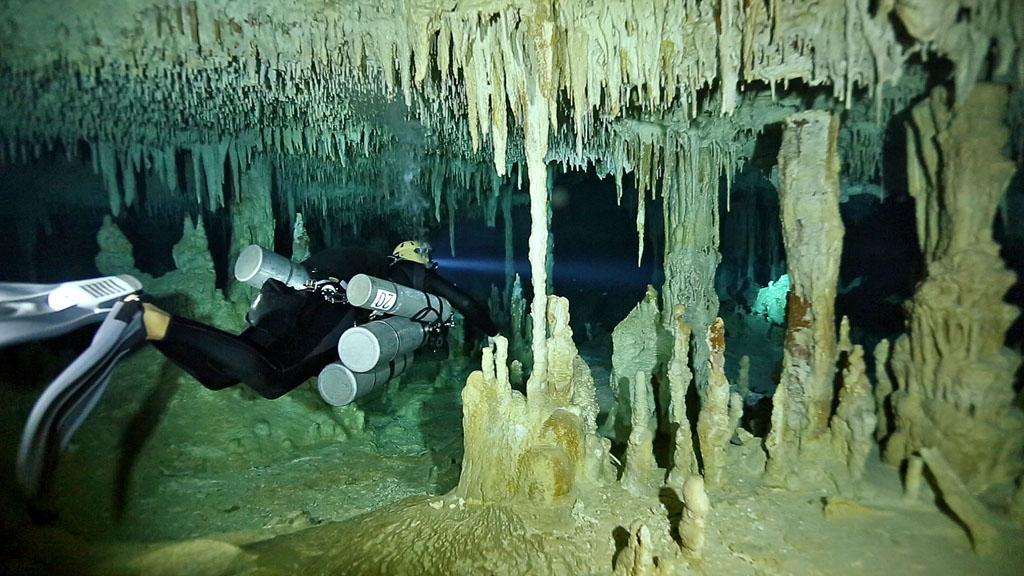 Diving Cenotes-Caverns-Cavern-Blue-Abyss_006_0314