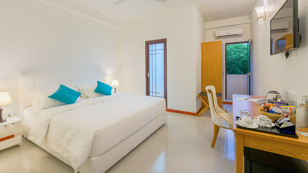 Select rooms at Oceanholic Dive come with open-air shower area, Jacuzzi and bathtub