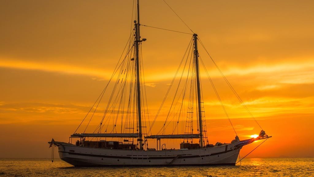 Emperor raja laut komodo raja ampat indonesia sunset