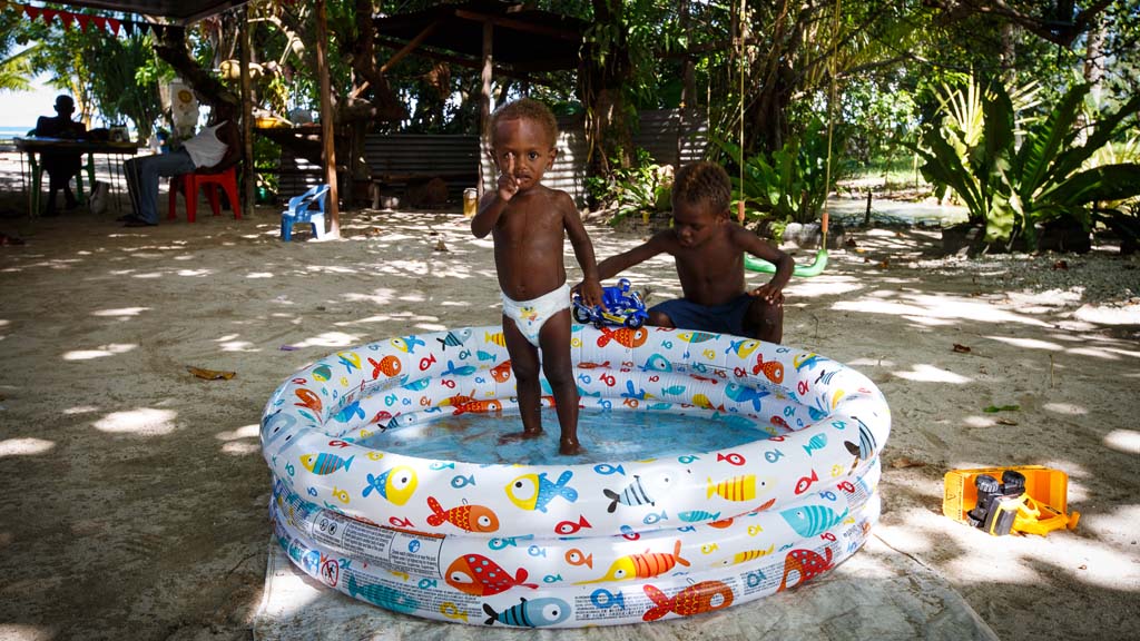 Dive Papua New Guinea lissenung Island Cathys Eels kids 9969