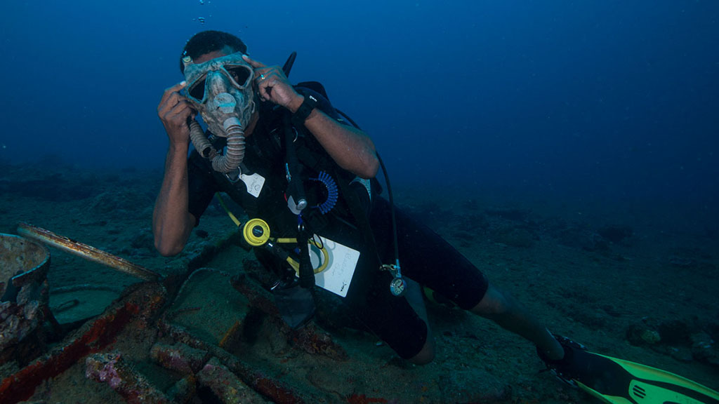 Coolidge diver with gas mask credit Jayne Jenkins_JJ38415