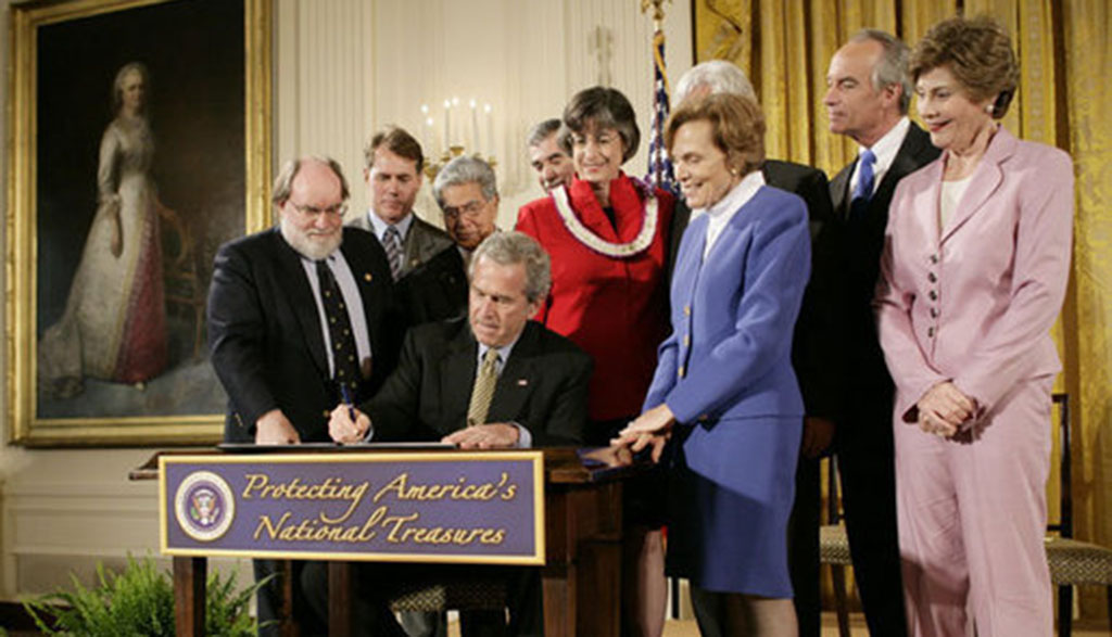 George_W._Bush_approves_Northwestern_Hawaiian_Islands_Marine_National_Monument