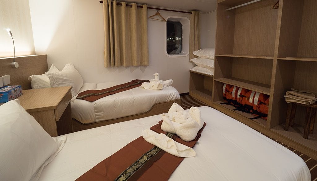 White manta ensuite twin