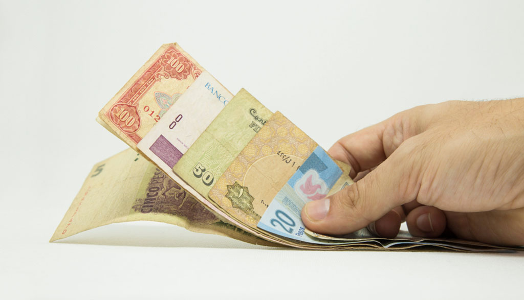 How much should I tip my dive guide? How much should I tip the crew? Tipping can be a complicated issue at the end of a dive trip. Read our top tips here!