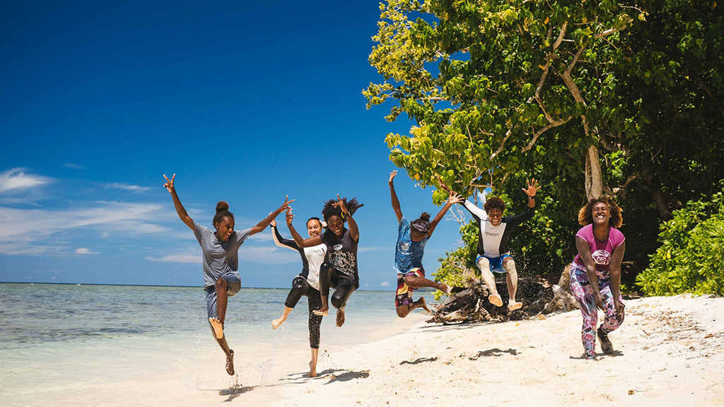 Dive munda euna with students on beach