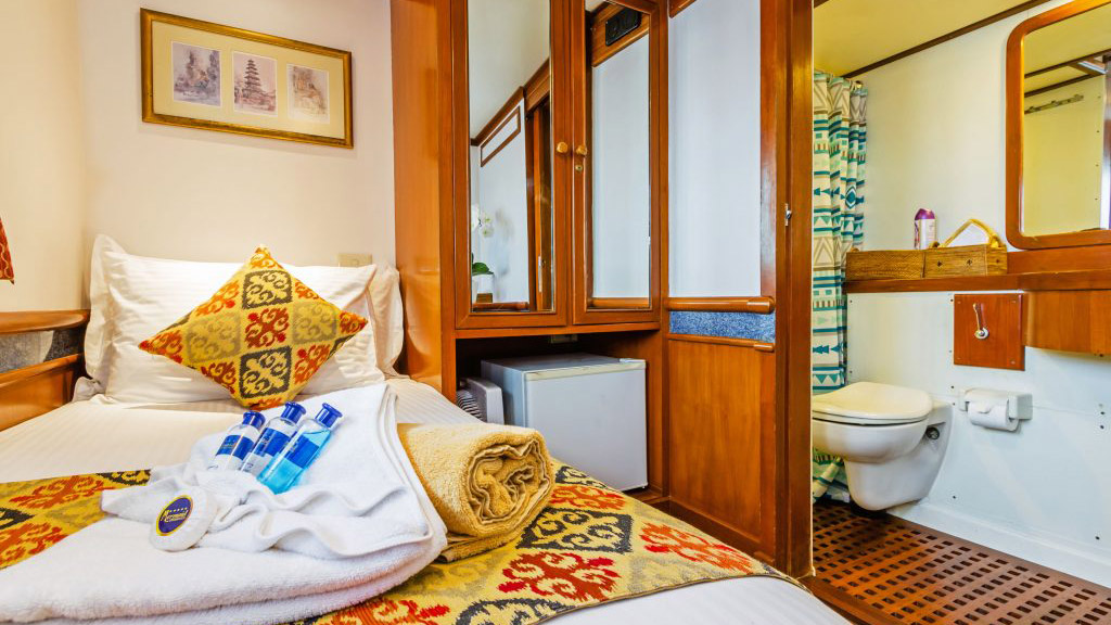 Mermaid 1 liveaboard single cabin | single bed, en suite bathrooms, refrigerators and panoramic sea view windows