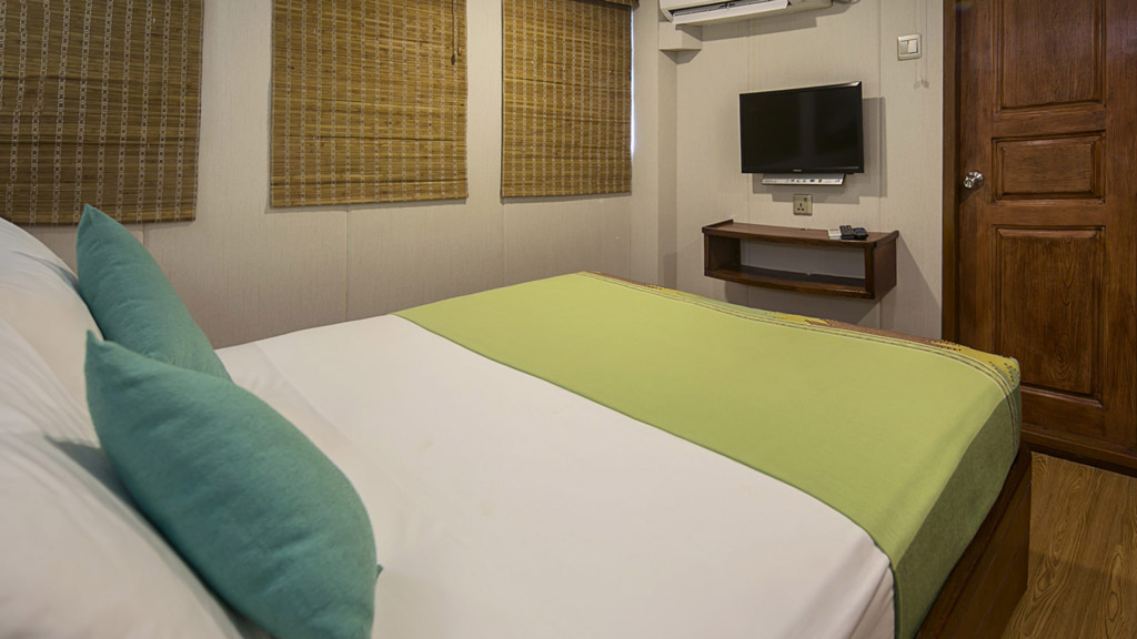 Star Deluxe Cabinhas a queen size double bed, flat screen TV and three windows overlooking Maldives blue waters